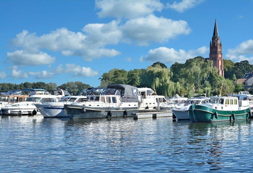 Boote im Hafen - Hausboot mieten Mecklenburgische Seenplatte und Müritz